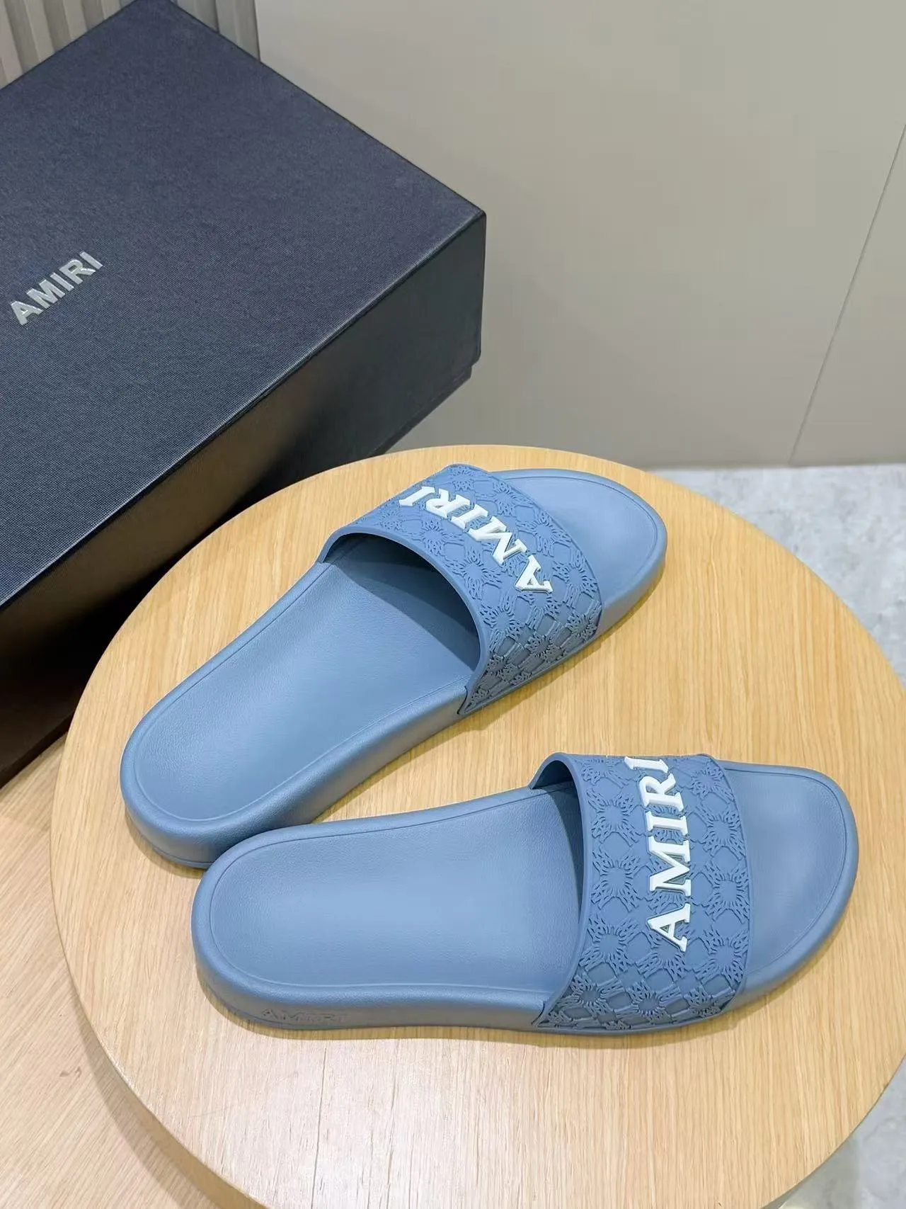 [AMIRI* Emil] P: 300💰 Size: 39-45 Official website new original 1:1 AMIRI* Emil classic men's slippers, high-end boutique, original material, TPU upper, foam bottom, fine workmanship, casual, loose and comfortable, a must-have in summer.